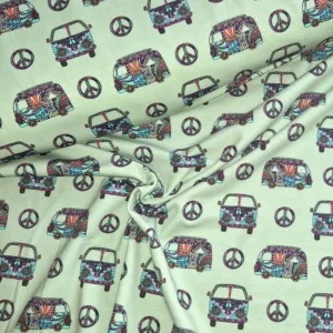 Afbeelding van digitaal geprinte tricotstof met VW Peace design, kleurrijk, rekbaar en ideaal voor trendy damesmode