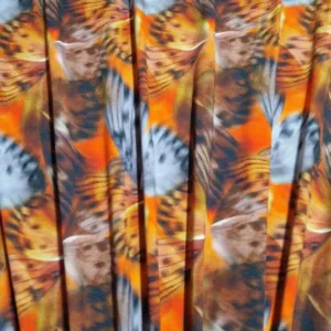 Afbeelding van luxe, rekbare tricotstof met vlinderprint