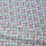 Detailfoto van blauwwit ruitje met rode roosjes stof Stoffen voor interieur