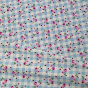 Detailfoto van blauwwit ruitje met rode roosjes stof Stoffen voor interieur