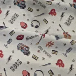 Jacquard gobelin stof 140 cm breed met kleurrijke muziek en rockcultuur motieven zoals gitaren microfoons cassettebandjes en de teksten ROCK ON TOUR