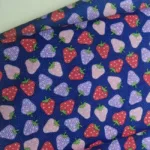 Aardbeien op Blauw Stoffen voor kleding hobby en decoratie Bij makomastoffen Gelderland