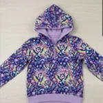 Digitale alpine fleece stof met blauwe baby draken op een paarse kosmische achtergrond zacht, warm Stoffen kopen in Friesland Bij makomastoffen Online