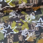 French Terry tricot stof met skateboarders, graffiti-sterren en camouflagekleuren