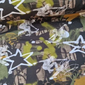 French Terry tricot stof met skateboarders, graffiti-sterren en camouflagekleuren