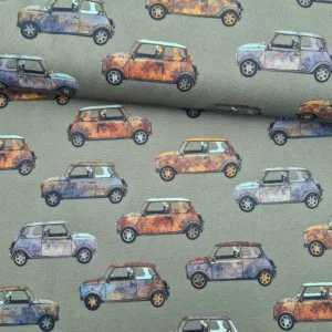 Panama katoen met vintage Mini Cooper auto’s in roestige kleuren op olijfgroene achtergrond Stoffen kopen in Drachten Bij makomastoffen online
