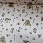Stof met bijenprint op panama katoen met bijenkorven honingpotjes en bijtjes Bestel in de stoffenwebwinkel Makomastoffen Deventer