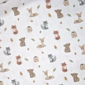 Hydrofiel katoen met bosdieren zoals vosjes, hertjes en egeltjes op een naturel ondergrond.