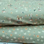 Zachtgroene muisjes tricot met lieve muisjes en bloemenprint,