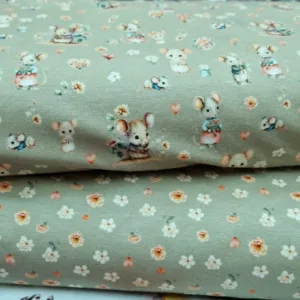 Zachtgroene muisjes tricot met lieve muisjes en bloemenprint,