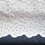 Witte geborduurde katoen Met sculp rand Voor wieg kleding en woondecoratie Nu kopen in Drenthe Makomastoffen