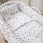 Wiegbekleding gemaakt van Wit eco katoen met zwarte veertjes Te bestellen bij makomastoffen