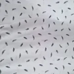 Wit eco katoen met zwarte veertjes Stoffen kopen voor de babykamer inrichting Makomastoffen Overijssel