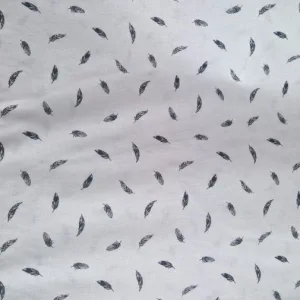 Wit eco katoen met zwarte veertjes Stoffen kopen voor de babykamer inrichting Makomastoffen Overijssel
