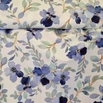 Poplin katoen met blauwe bloemenprint in aquarelstijl De stoffenwebwinkel van makomastoffen Haarlem