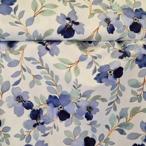 Poplin katoen met blauwe bloemenprint in aquarelstijl De stoffenwebwinkel van makomastoffen Haarlem
