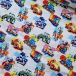 Tricot stof met stoere voertuigen in kleurrijke print op lichte ondergrond Stoffen markt Hoogeveen