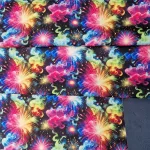 Softshell stof vuurwerk print met neon kleuren op zwarte achtergrond