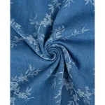Denim spijkerstof bloementak blauw met witte takprint.